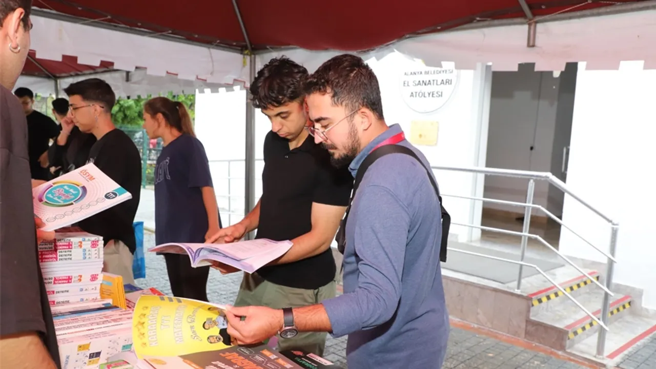 Öğrenciler Belediye’nin Ucuz Kitap Fuarı’nda Kitaplarla Buluştular