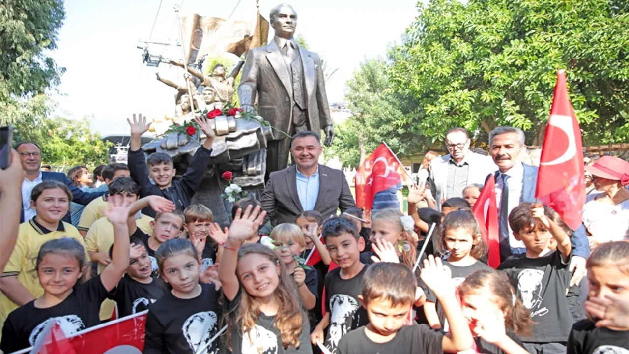 100’üncü Yılda Yeni Atatürk Anıtı Açıldı
