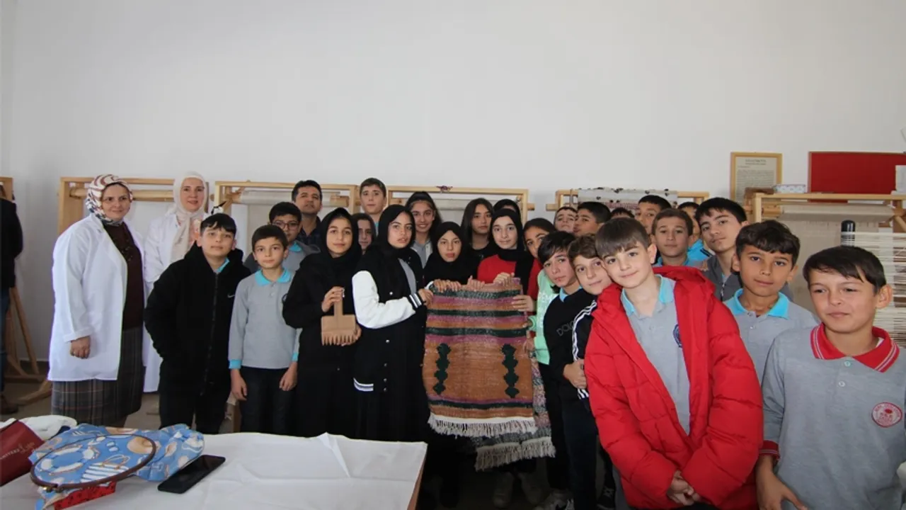 Belediye Atölyesinde Ortaokul Öğrencilerine Kilim Dokuma Deneyimi Öğretildi