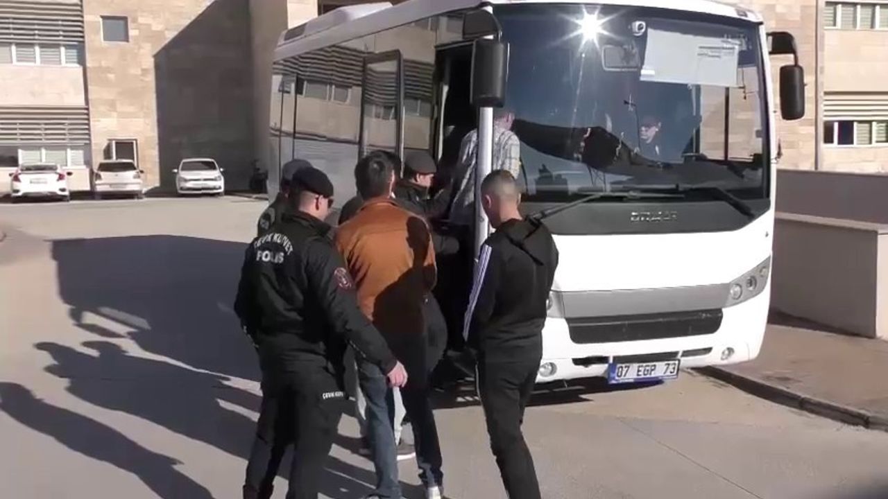 Antalya'da Çeşitli Suçlardan Aranan 400 Şüpheli Yakalandı