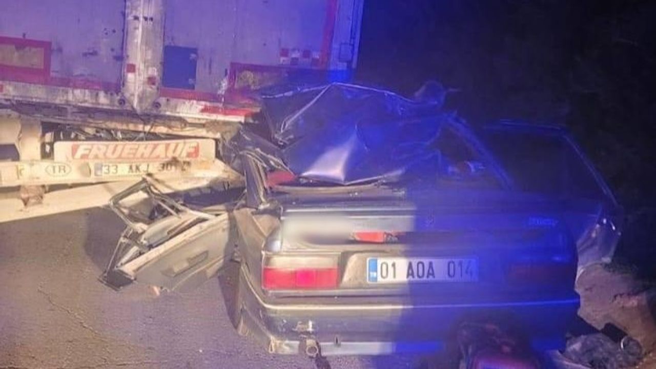 Mersin'de Otomobil Tıra Arkadan Çarptı: 2 Ölü