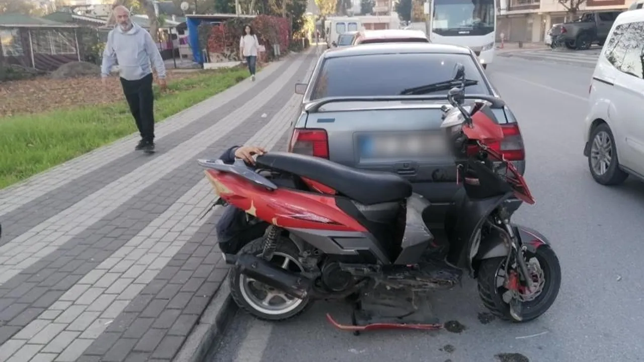 Motosiklet İle Otomobil Kavşakta Çarpıştı! İki Sürücü De Ehliyetsiz Çıktı
