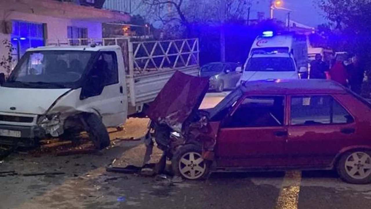 Manavgat’ta Kamyonet Otomobil İle Çarpıştı! 3 Yaralı Var