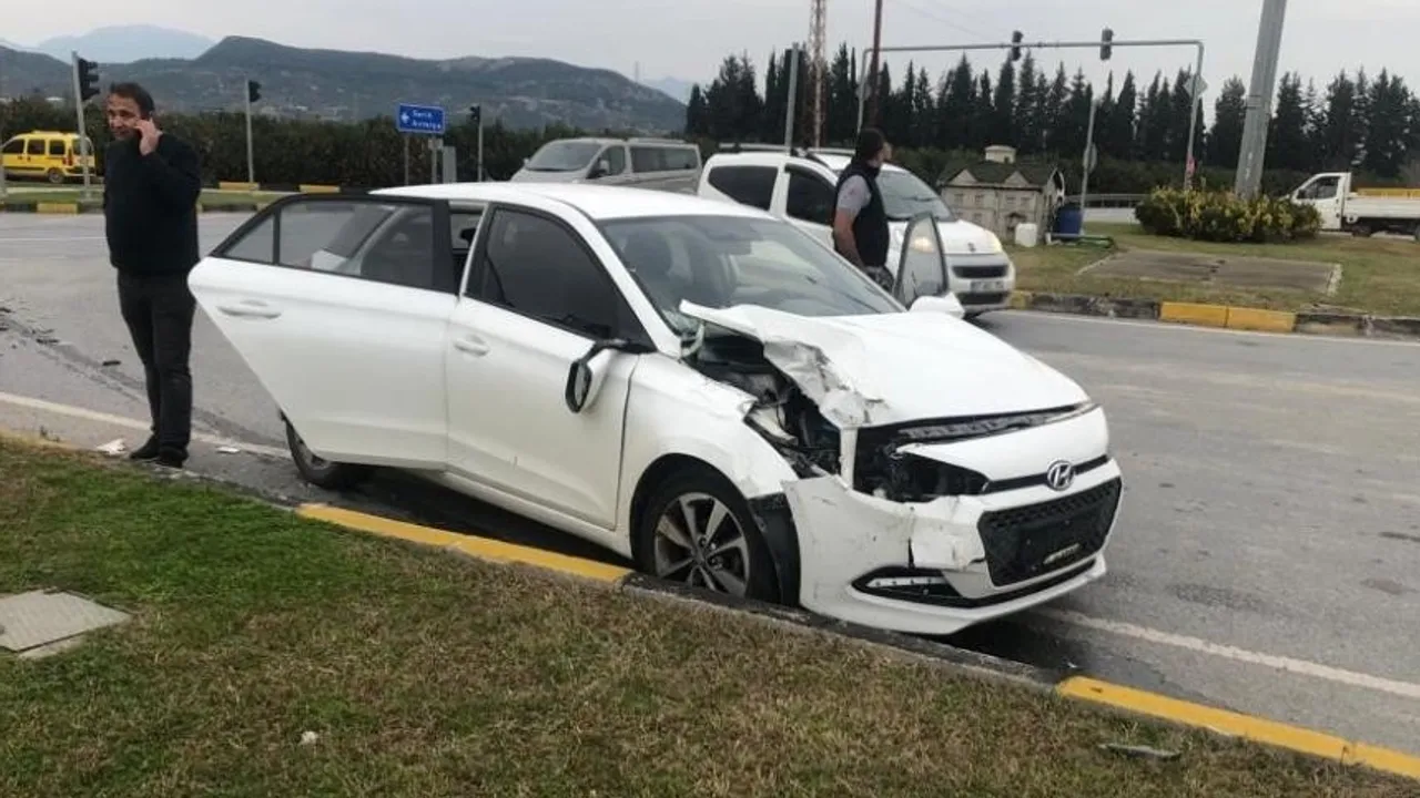 Manavgat’ta Kamyonet İle Otomobil Çarpıştı! 4 Kişi Yaralandı