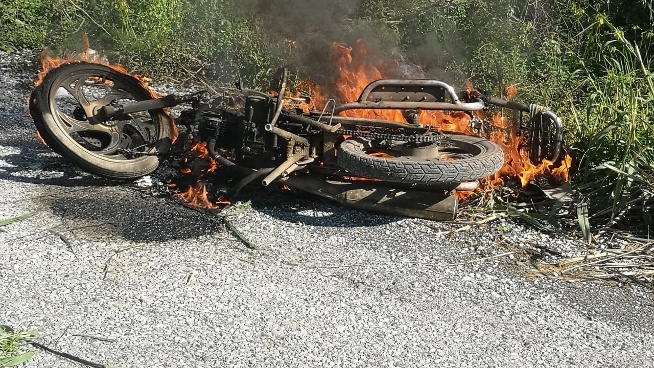 Gazipaşa'da Park Halindeki Motosiklet Yandı