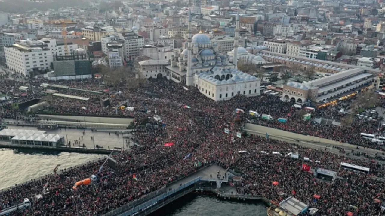 İstanbul’da Tarihi Kalabalık! 10 Binlerce Kişi Yürüyüş Yaptı