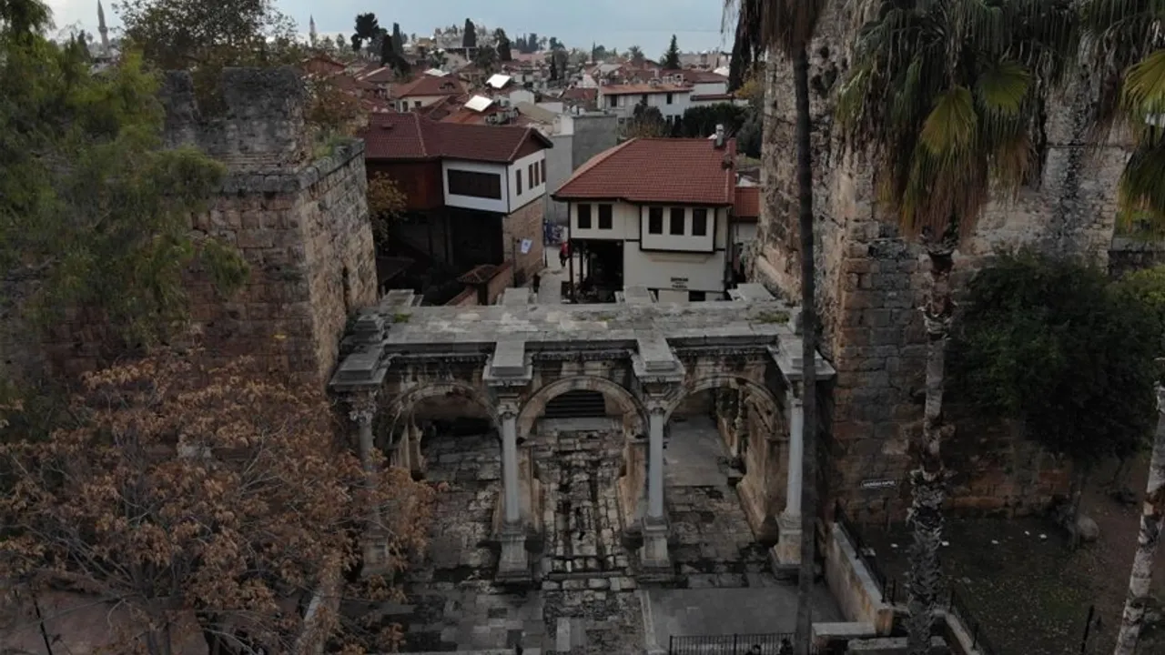 Antalya’da 1893 Yıllık Tarihi Kaleiçi Kararmalardan Kurtuluyor