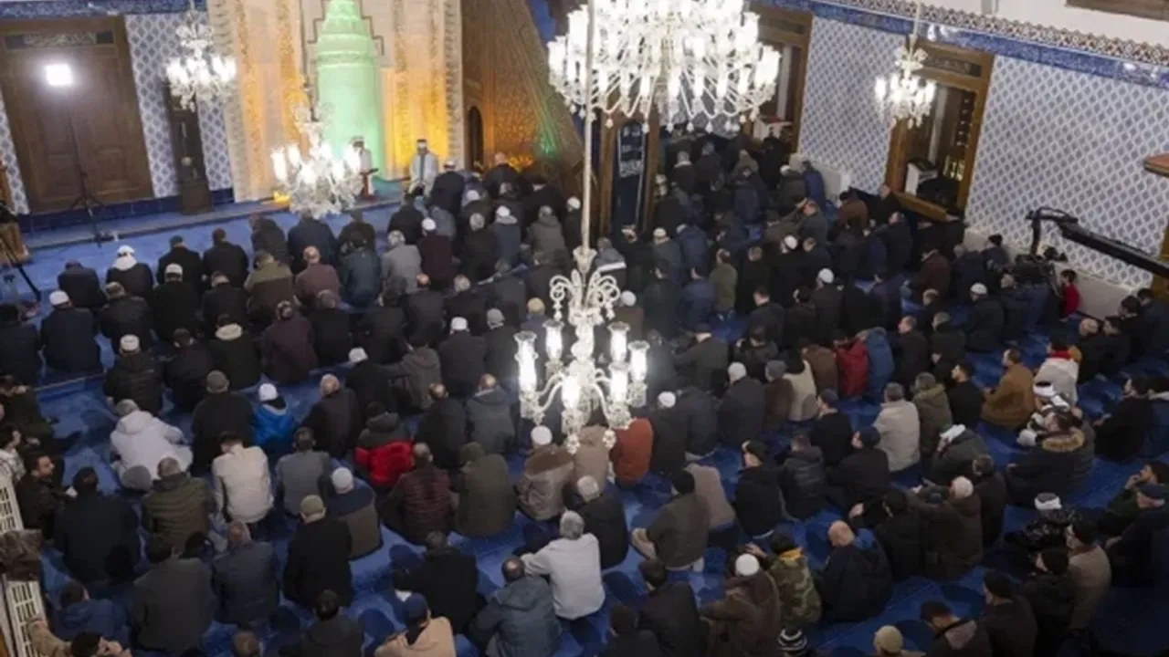 Alanya’da Vatandaşlar Şehitlere Dua İçin Camiye Akın Etti