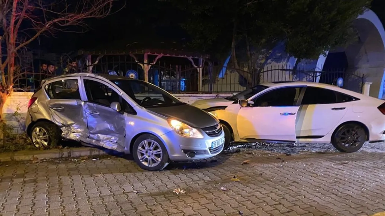 Serik’te İki Araç Çarpıştı! Sürücüler Yaralandı