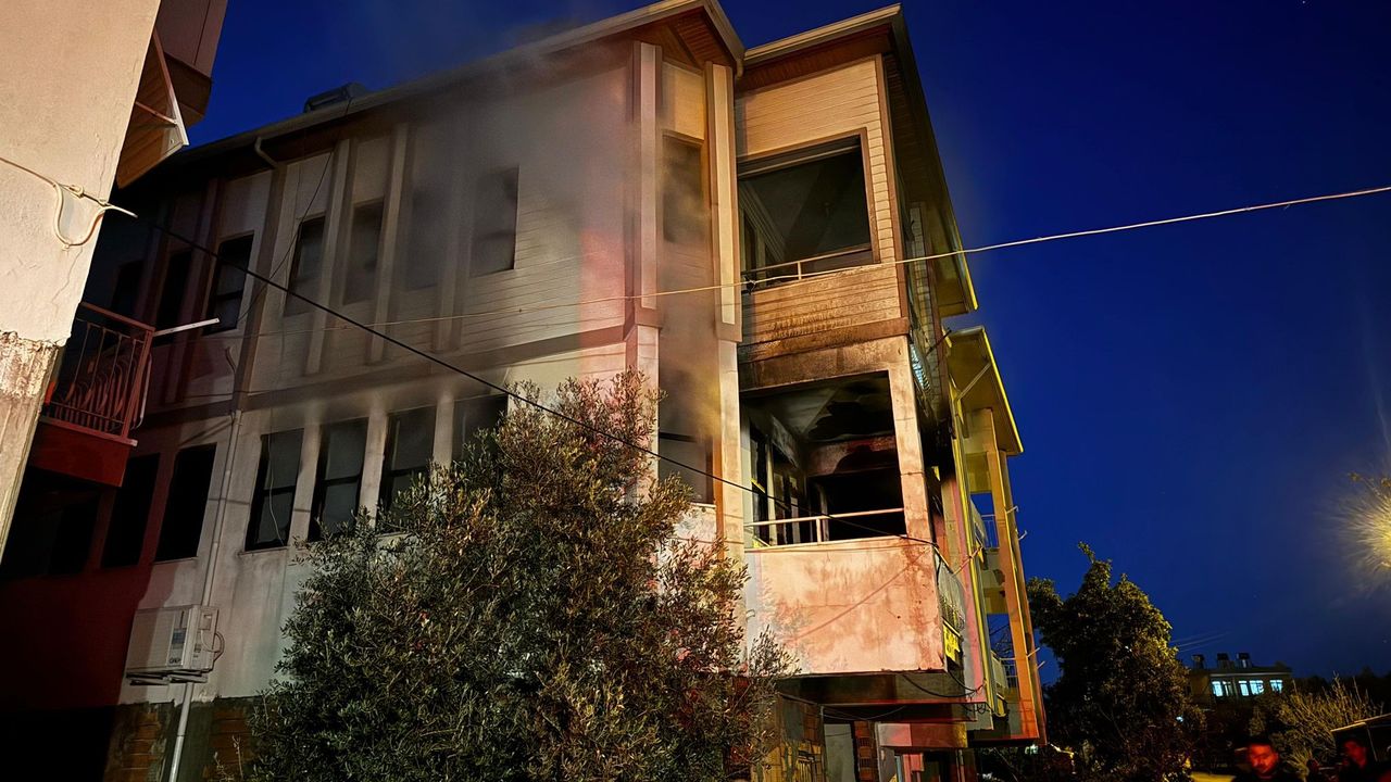 Gazipaşa'da Alevlere Teslim Olan Ev Kullanılamaz Hale Geldi