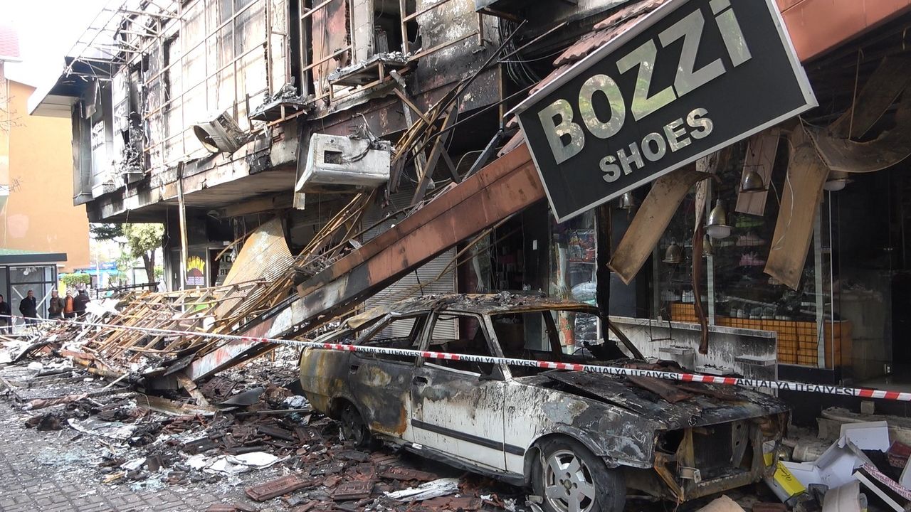 Alanya’da İş Merkezindeki Yangında 5 Dükkan Yandı