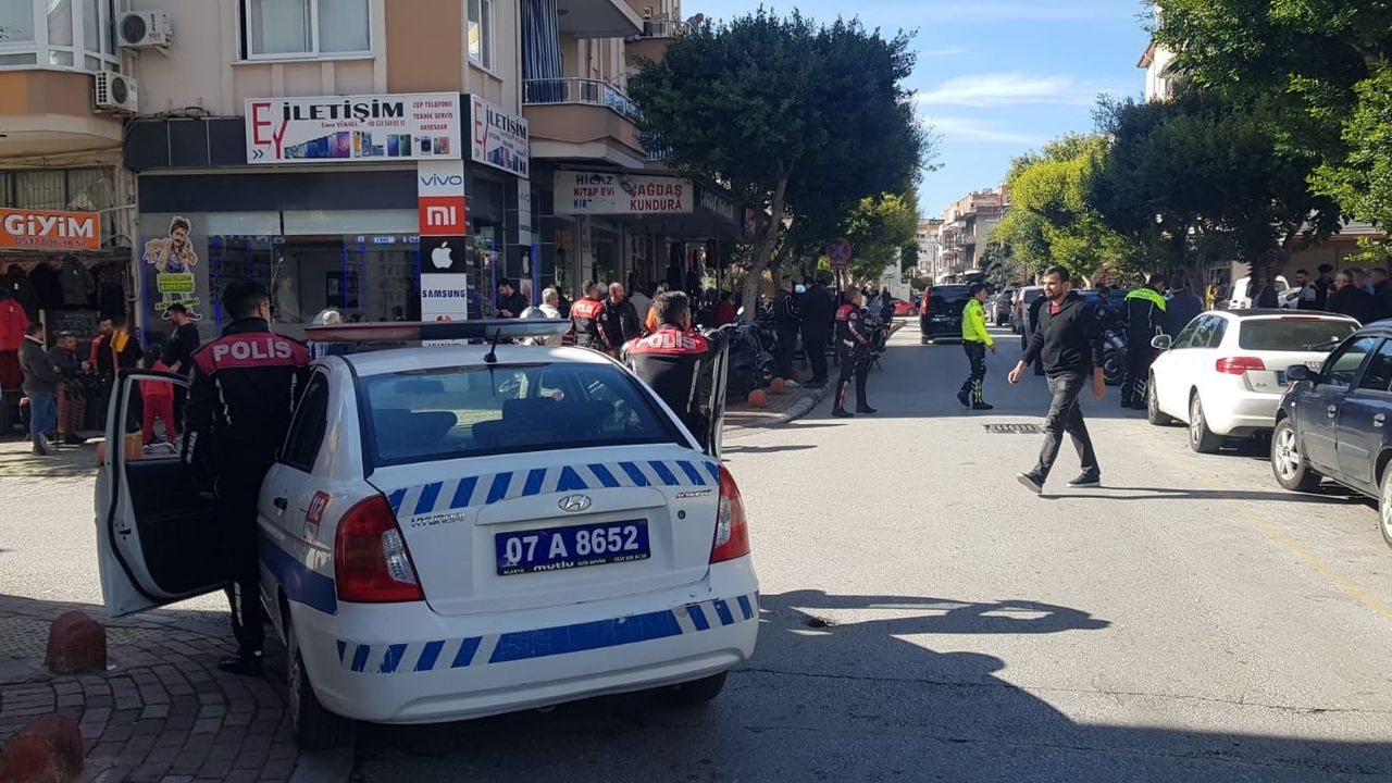 Alanya'da Polis-Ehliyetsiz Sürücü Kovalamacası: Arabaya Çarparak Durabildi