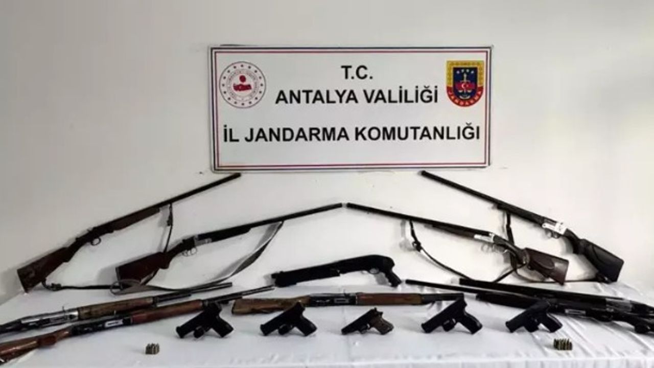 Alanya'da Ruhsatsız Silah Barındıran 5 Farklı Adrese Eş Zamanlı Baskın Yapıldı