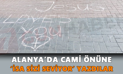 Alanya’da cami önüne ‘İsa sizi seviyor’ yazdılar