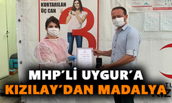 MHP’li Uygur’a Kızılay’dan madalya