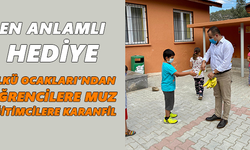 Ülkü Ocakları’ndan öğrencilere muz, eğitimcilere karanfil