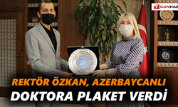 Rektör Özkan, Azerbaycanlı doktora plaket verdi