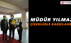 Müdür Yılmaz çiçeklerle karşılandı