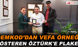 DEMKOD’dan vefa örneği gösteren Öztürk'e plaket