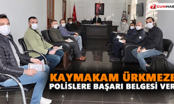 Kaymakam Ürkmezer, polislere başarı belgesi verdi