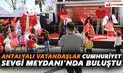 Antalyalı vatandaşlar Cumhuriyet Sevgi Meydanı’nda buluştu