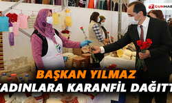 Başkan Yılmaz, kadınlara karanfil dağıttı