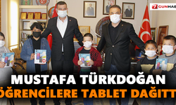 Türkdoğan öğrencilere tablet dağıttı
