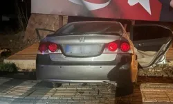Trafik Kazası! Karşı Şeride Geçerek Kaldırıma Çarptı