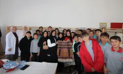 Belediye Atölyesinde Ortaokul Öğrencilerine Kilim Dokuma Deneyimi Öğretildi
