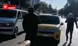 Antalya’da Taksi Şoförleri Yolcu Taşıyan Aracın Önünü Kesti