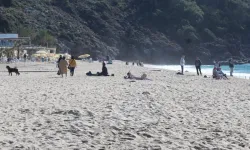 Alanya’da Güneşli Havayı Fırsat Bilen Turistler Denizin Tadını Çıkardı