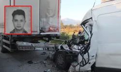 Antalya’da Minibüs Park Halindeki Tıra Ok Gibi Saplandı! 1 Ölü 1 Yaralı