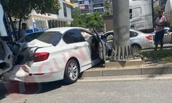 Alanya’da Lüks Araç Kullanılmaz Hale Geldi! Kamyon Arkadan Çarptı