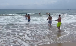 Alanya’da Dalgaya Rağmen Denize Giren Tatilciler Boğuluyordu