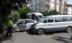 Manavgat’ta Hastane Aracı İle Otomobil Çarpıştı! 71 Yaşındaki Kadın Yaralandı