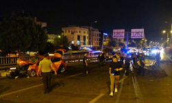 Antalya’da İki Araç Kafa Kafaya Girdi! 1’i Ağır 5 Kişi Yaralı
