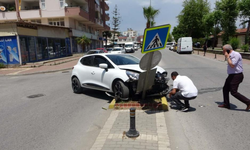 Manavgat’ta Kaza Yapan Otomobil Trafik Levhasına Çarparak Durabildi