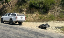Manavgat’ta Motosiklet Kamyonete Çarptı! 2 Kişi Yaralandı