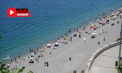 Antalya’da Sıcaktan Bunalan Vatandaşlar Soluğu Sahilde Aldı