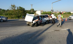Alanya Yolunda İki Araç Kafa Kafaya Girdi! Sürücüler Burunları Kanamadan Çıktı