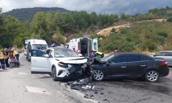 Antalya’da 2 Araç Kafa Kafaya Girdi! 7 Yaralı