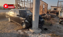 Manavgat’ta Otomobil Direğe Çarptı! Kaza Güvenlik Kamerasına Yansıdı