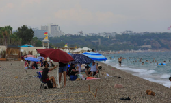 Konyaaltı’nda Deniz Keyfi Yapmak İsterken Yağmura Yakalandılar