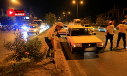 4 Araçlık Zincirleme Kaza! Yoldaki Yağı Gören Trafik Polisi Küreği Eline Aldı