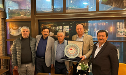 Emekli Olan Hal Müdürü Parlayüksel Plaket ile Mesleğine Veda Etti