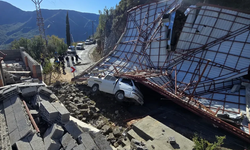 Alanya'da Fırtına Faciası! Uçan Çatı Araçların Üzerine Düştü