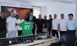 Alanyaspor’dan Gönülleri Fetheden Adımlar: Çocuklara Şenlik, Müdüre Forma Hediyesi