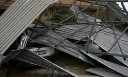 Alanya'da Gece Yarısı Tehlike: İnşaattan Kopan Saclar Etrafa Saçıldı