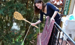 Balkondan Halı Silkeleyene Hapis Cezası