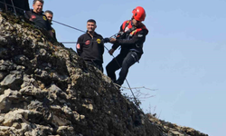 Korkuteli’de Mahsur Kalan Keçi Nefes Kesen Operasyonla Kurtarıldı